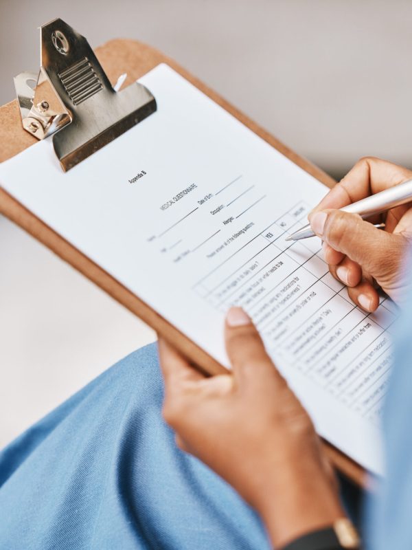 2b-management-service-10 Pflegekraft mit Klemmbrett schreibt eine Checkliste für einen Patienten – Gesundheitsberatung und medizinische Informationen.